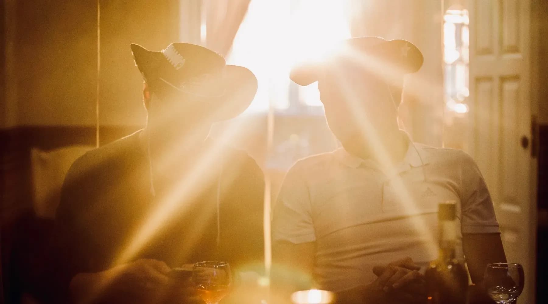 Imagen de personas que se encuentran aprovechando el para qué sirve la energía solar de una manera directa dentro de su casa.